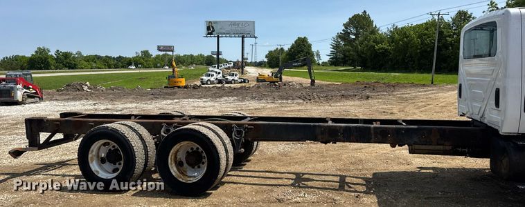 image for item DV4124 2004 International 4400  truck cab and chassis