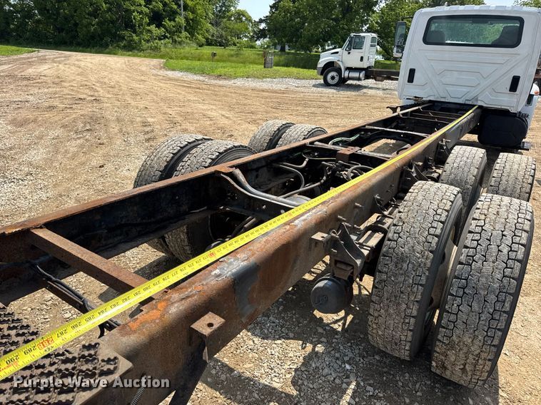 image for item DV4124 2004 International 4400  truck cab and chassis