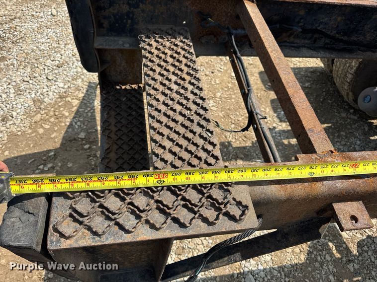 image for item DV4124 2004 International 4400  truck cab and chassis