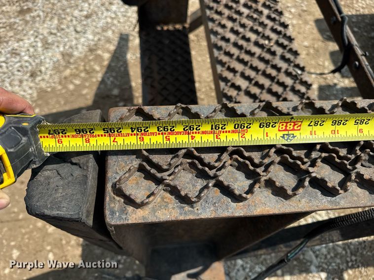 image for item DV4124 2004 International 4400  truck cab and chassis