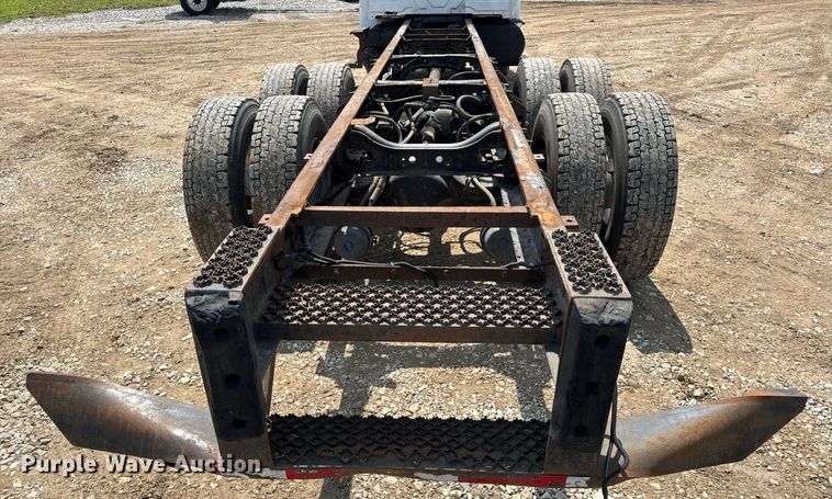 image for item DV4124 2004 International 4400  truck cab and chassis