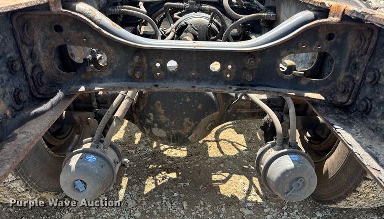 image for item DV4124 2004 International 4400  truck cab and chassis