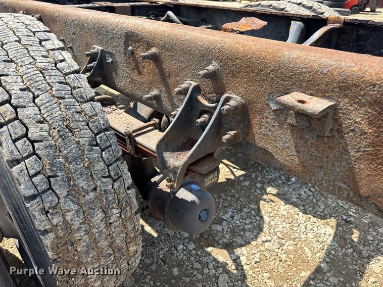 image for item DV4124 2004 International 4400  truck cab and chassis