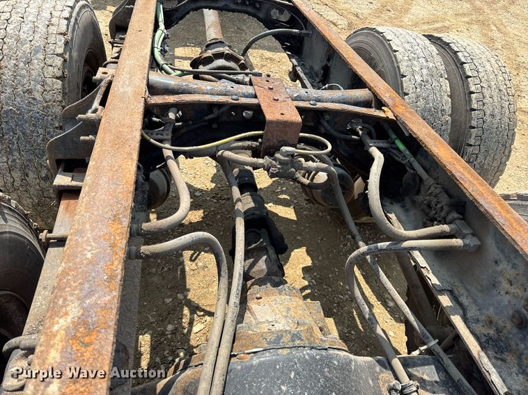 image for item DV4124 2004 International 4400  truck cab and chassis