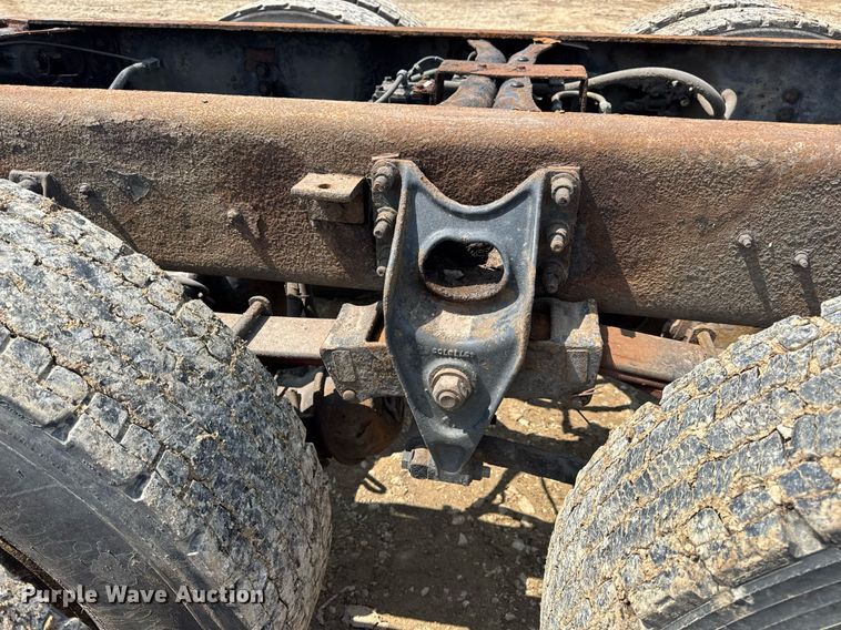 image for item DV4124 2004 International 4400  truck cab and chassis