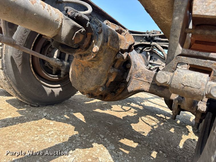 image for item DV4124 2004 International 4400  truck cab and chassis