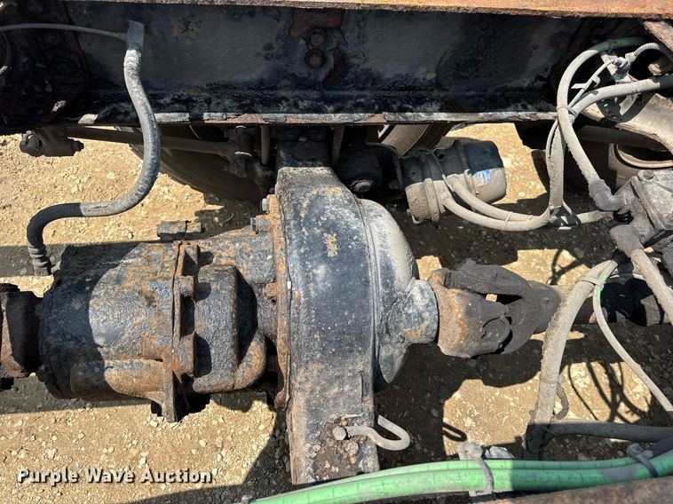 image for item DV4124 2004 International 4400  truck cab and chassis