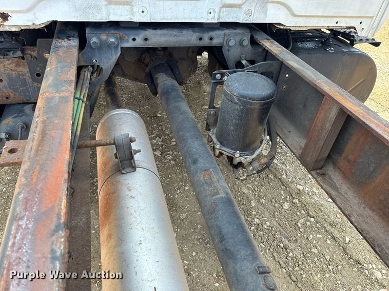 image for item DV4124 2004 International 4400  truck cab and chassis