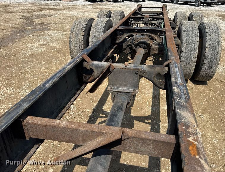 image for item DV4124 2004 International 4400  truck cab and chassis