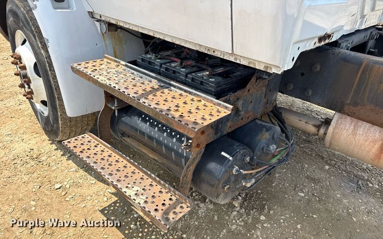 image for item DV4124 2004 International 4400  truck cab and chassis