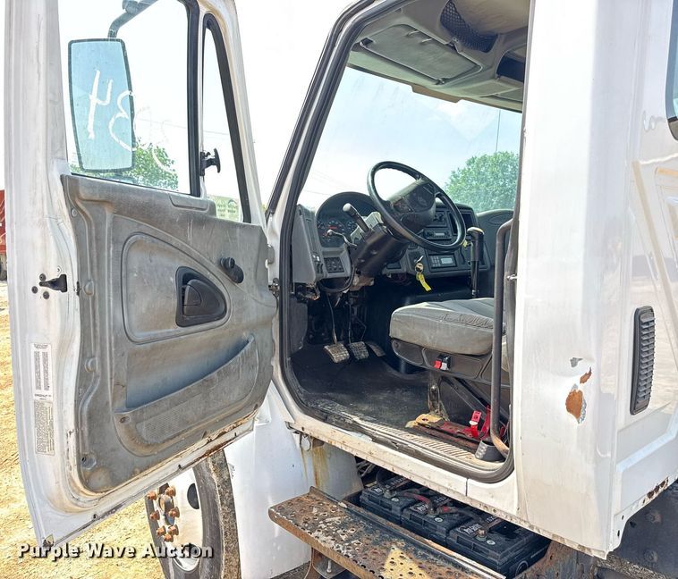 image for item DV4124 2004 International 4400  truck cab and chassis