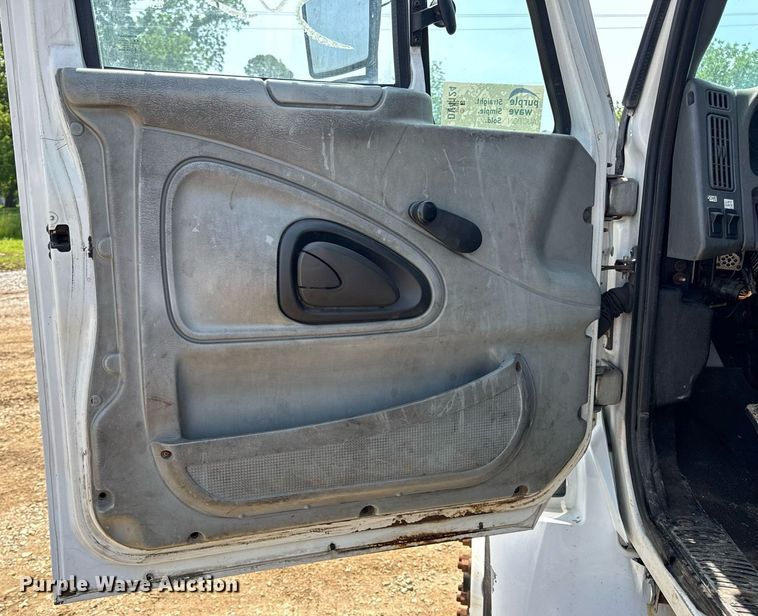 image for item DV4124 2004 International 4400  truck cab and chassis