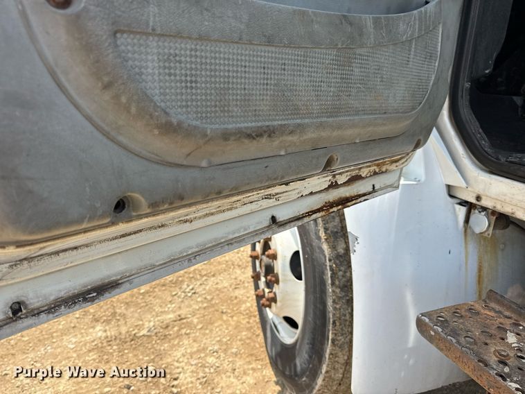 image for item DV4124 2004 International 4400  truck cab and chassis