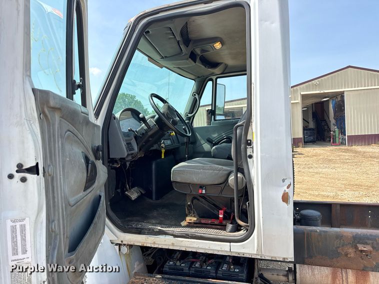 image for item DV4124 2004 International 4400  truck cab and chassis
