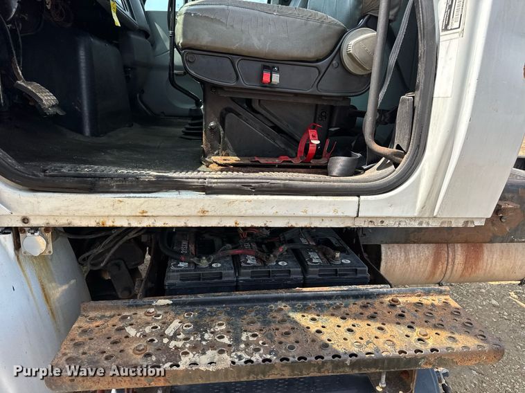 image for item DV4124 2004 International 4400  truck cab and chassis