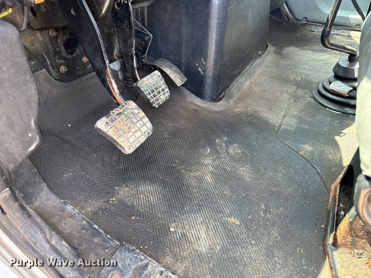 image for item DV4124 2004 International 4400  truck cab and chassis