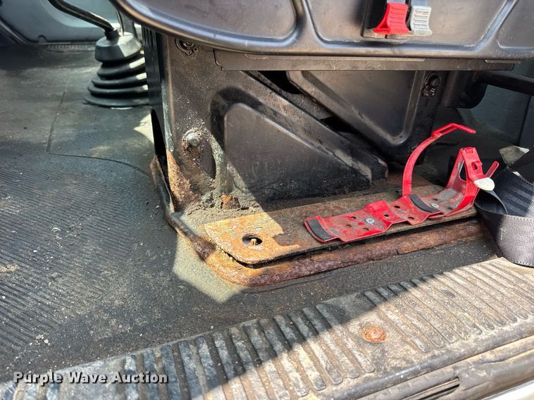 image for item DV4124 2004 International 4400  truck cab and chassis