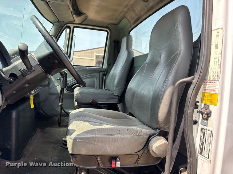 image for item DV4124 2004 International 4400  truck cab and chassis