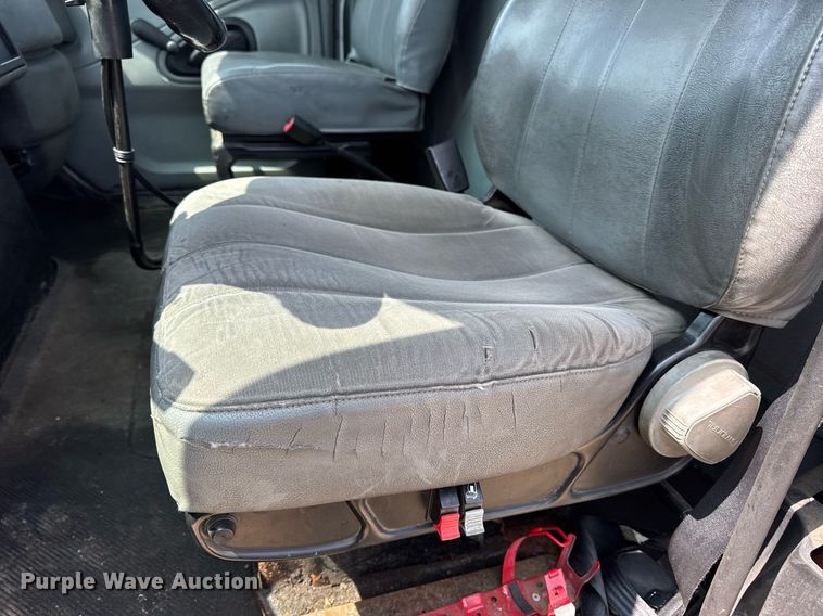 image for item DV4124 2004 International 4400  truck cab and chassis