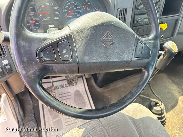 image for item DV4124 2004 International 4400  truck cab and chassis