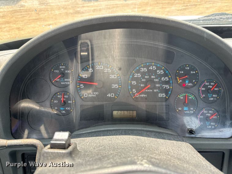 image for item DV4124 2004 International 4400  truck cab and chassis