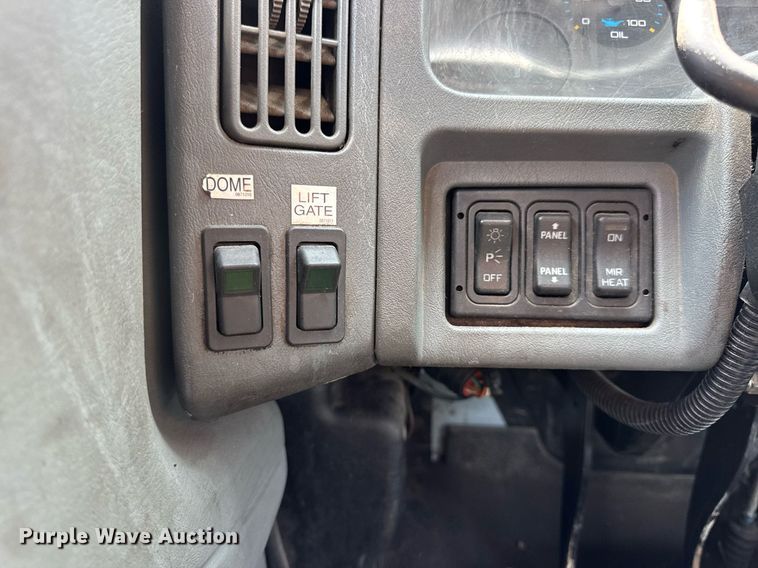 image for item DV4124 2004 International 4400  truck cab and chassis