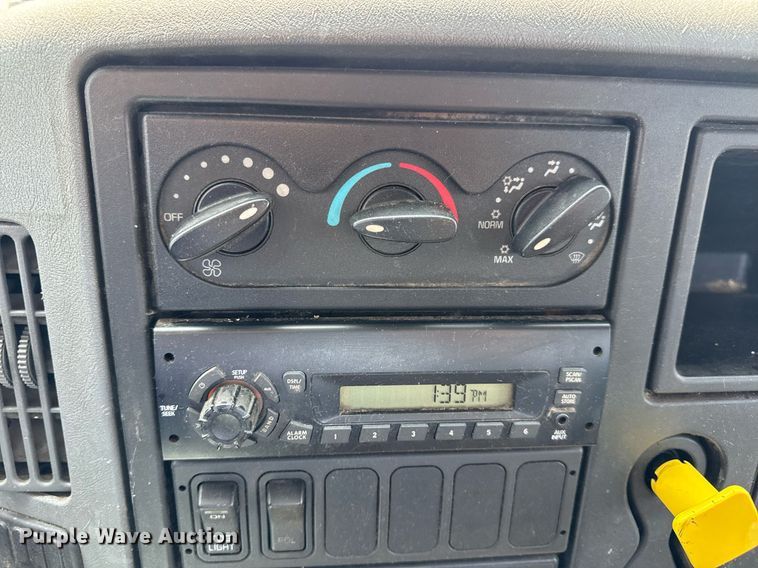 image for item DV4124 2004 International 4400  truck cab and chassis