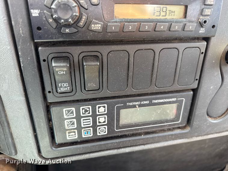 image for item DV4124 2004 International 4400  truck cab and chassis