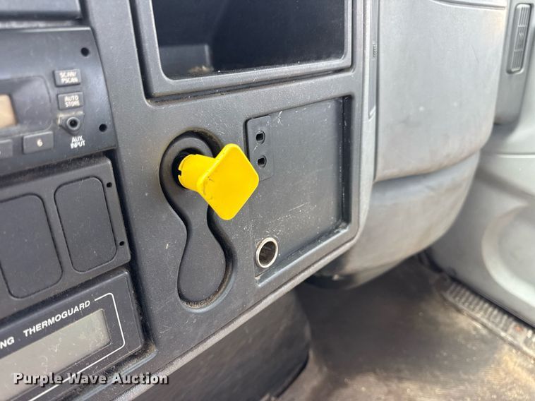 image for item DV4124 2004 International 4400  truck cab and chassis