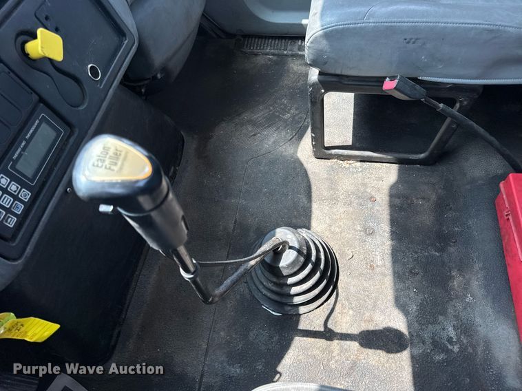 image for item DV4124 2004 International 4400  truck cab and chassis