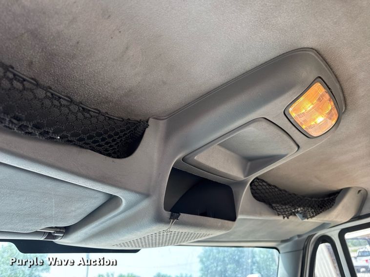 image for item DV4124 2004 International 4400  truck cab and chassis