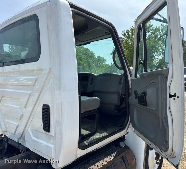 image for item DV4124 2004 International 4400  truck cab and chassis