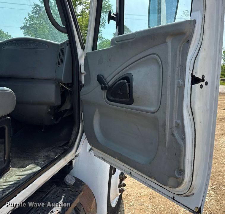 image for item DV4124 2004 International 4400  truck cab and chassis