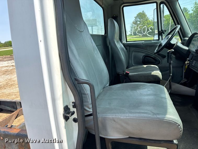 image for item DV4124 2004 International 4400  truck cab and chassis