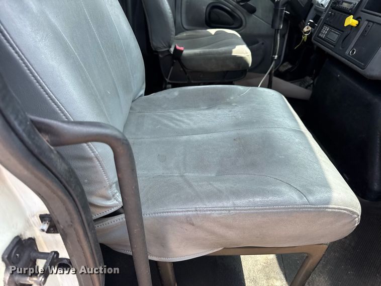 image for item DV4124 2004 International 4400  truck cab and chassis