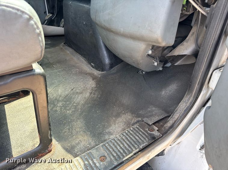 image for item DV4124 2004 International 4400  truck cab and chassis