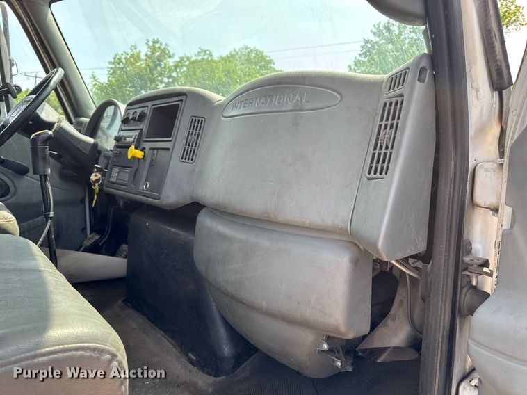 image for item DV4124 2004 International 4400  truck cab and chassis