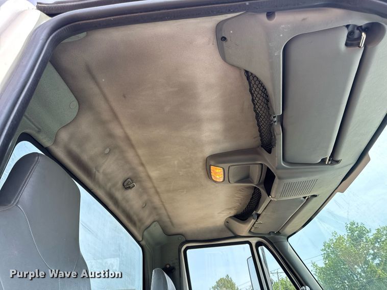 image for item DV4124 2004 International 4400  truck cab and chassis