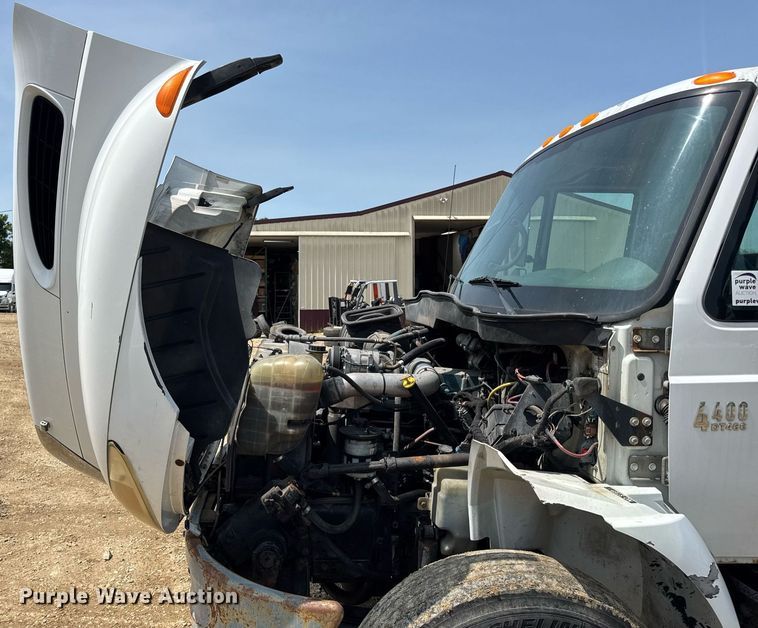 image for item DV4124 2004 International 4400  truck cab and chassis