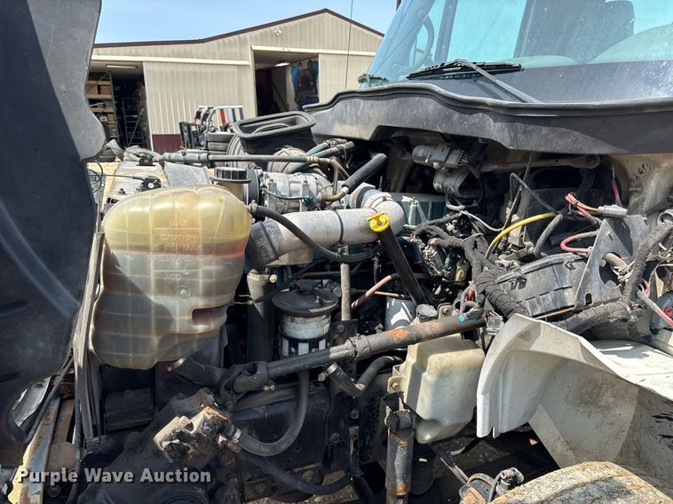 image for item DV4124 2004 International 4400  truck cab and chassis