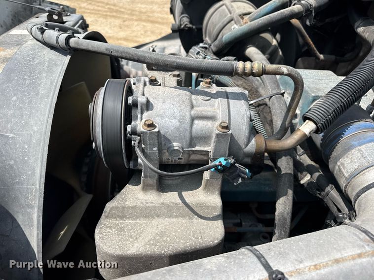 image for item DV4124 2004 International 4400  truck cab and chassis