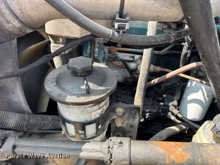 image for item DV4124 2004 International 4400  truck cab and chassis