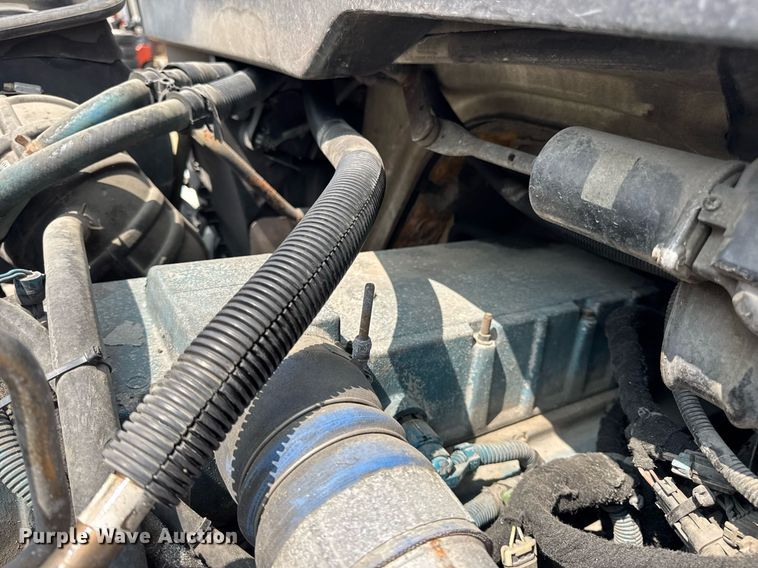 image for item DV4124 2004 International 4400  truck cab and chassis