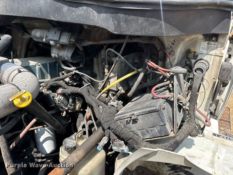 image for item DV4124 2004 International 4400  truck cab and chassis