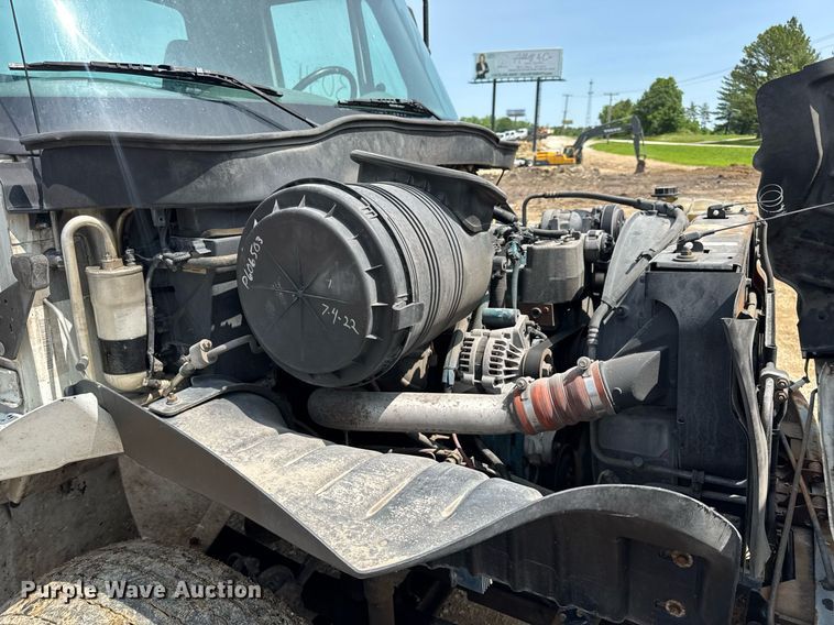 image for item DV4124 2004 International 4400  truck cab and chassis