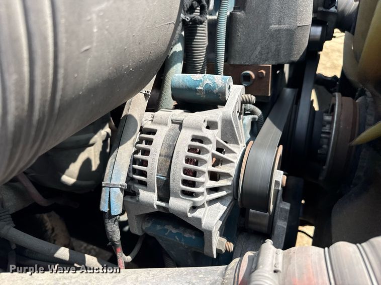 image for item DV4124 2004 International 4400  truck cab and chassis