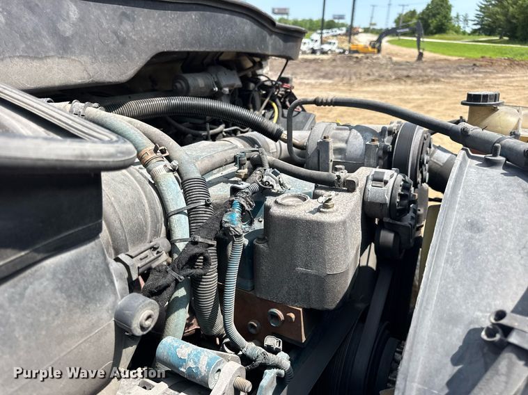 image for item DV4124 2004 International 4400  truck cab and chassis