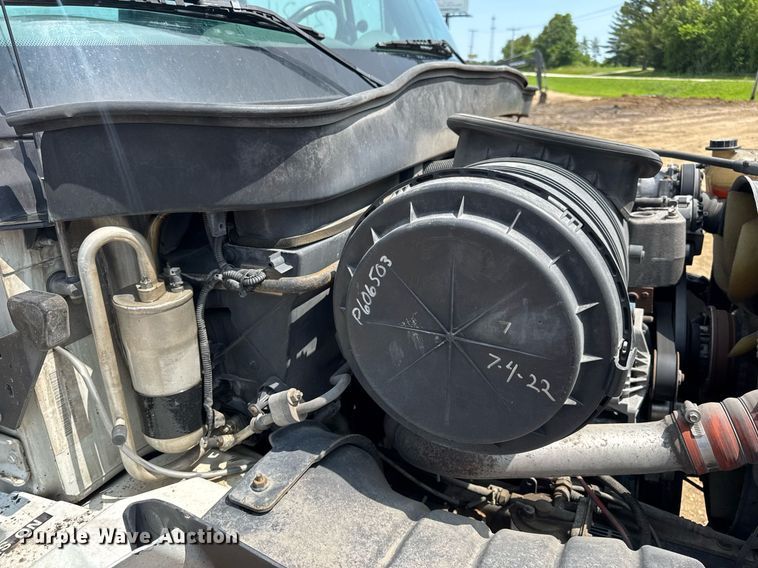 image for item DV4124 2004 International 4400  truck cab and chassis