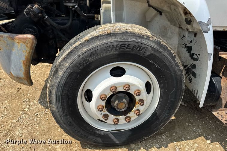 image for item DV4124 2004 International 4400  truck cab and chassis