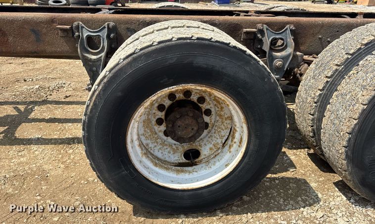 image for item DV4124 2004 International 4400  truck cab and chassis